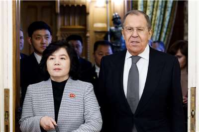 北韓外交部長崔善姬(左)前往俄羅斯，將與俄羅斯外長拉夫羅夫(Sergey Lavrov)(右)舉行會談。資料照。