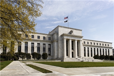 聯準會聯邦公開市場委員會（FOMC）29日以9票贊成、3票反對，決定將利率目標區間維持在3.5%至3.75%之間。圖為聯準會總部外觀。資料照。