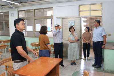教育部長鄭英耀(左3)12日查看試場照明、冷氣及相關設備運作情形，並提醒考分區逐項確認場地安全及設備備援措施。(教育部提供)
