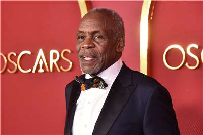 美國男星丹尼葛洛佛(Danny Glover)1日透露，他罹患了阿茲海默症。圖為他2022年3月出席奧斯卡頒獎典禮。
