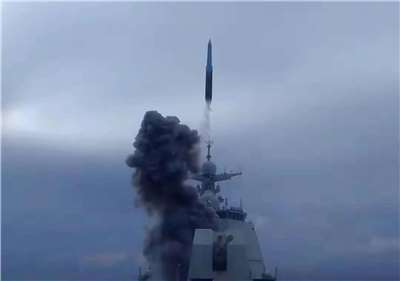 中國央視首次公開「鷹擊-20」反艦飛彈從052D型驅逐艦上發射畫面。(翻攝央視)
