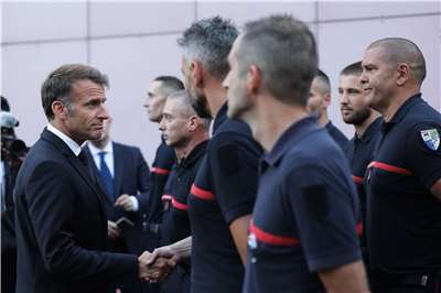 法國總統馬克宏(Emmanuel Macron)27日視察位於波爾多的危機中心。