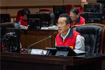 國防部長顧立雄聽取氣象、災防執行概況及各作戰區整備報告，肯定各級值勤人員堅守崗位的付出，並要求各單位依總統賴清德指示「國軍的核心任務就是確保人民生命及財產安全」，持續與地方政府保持綿密聯繫。（國防部提供）