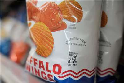 美國加州食品標籤新制，7月起禁止在食品包裝上標註保存期限，只可標示「最佳賞味期」或「安全食用期限」，以減少浪費。圖為一包薯片上印有「最佳食用日期」。(AP/達志影像)