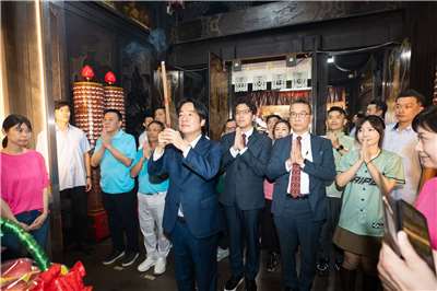 賴清德總統「台北崁頂永義宮」參香祈福。 (圖:總統府)