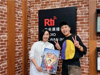《深夜小狗神秘習題》蘇老師演員蔡燦得（左）與主持人內克