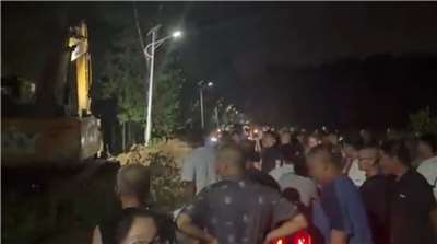 河北省三河市皇莊鎮、後葛莊等多個村莊的村民在堤壩附近集會，抗議當地政府計劃用挖土機挖開河道，將洪水引入他們的家園，期間村民一度與現場政府人員發生衝突。(X平台/@YesterdayBigcat)