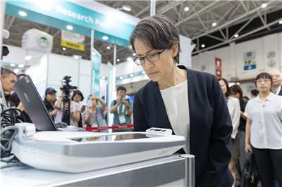 「2026亞洲生技大展」於7月16日至19日在台北登場，副總統蕭美琴17日前往國家衛生研究院、衛福部、國科會等單位攤位參觀。(總統府提供)