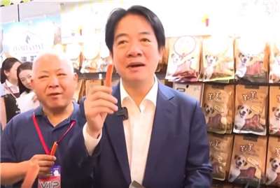 賴清德總統3日出席「台北寵物用品展」開幕典禮，並幫自己養的兩隻狗狗斑斑和Murphy採買寵物用品，行經寵物食品攤位時還試吃了寵物雞肉條肉乾。(翻攝Threads@karen.kuo.31)