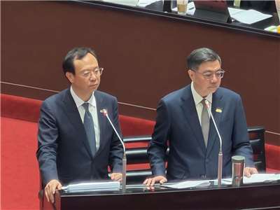 行政院長卓榮泰(右)及衛福部長石崇良(左)14日赴立法院進行「中聯油脂大豆沙拉油事件及食安監管機制缺失檢討」專案報告。(鄭佑漢 攝)