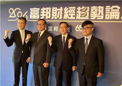 富邦金控2日舉行「2026富邦財經趨勢論壇」年中場記者會，富邦投顧預估，在旺季、AI和選舉行情助攻下，第四季台股指數將超越上半年高點，上看54,500點大關。(圖/陳林幸虹 攝)