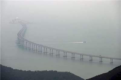 颱風紅霞26日凌晨在廣東沿海登陸，港珠澳大橋主橋臨時封橋。(檔案照)