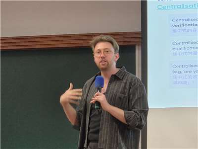 倫敦大學學院法學院教授Michael Veale，他的研究影響監管機關的政策制定，並曾受歐盟執委會、英國與加拿大個資保護機關等單位諮詢。(饒辰書 攝)