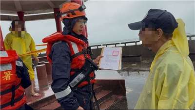 颱風巴威襲台期間，仍有民眾闖入警戒區內，海巡署舉發2天共計19人違規。(圖：海巡署提供)