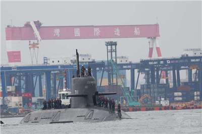 圖為「海鯤軍艦」5月間執行潛航測試。(圖:軍聞社提供)