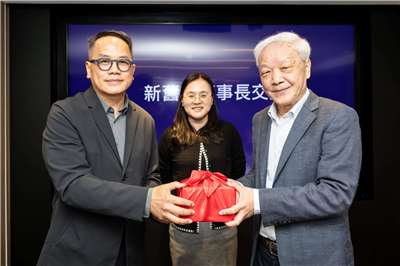 國藝會第10屆董事長林淇瀁（向陽）（右）交接予第11屆董事長彭俊亨（左）。（國藝會提供）