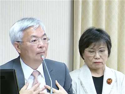 為了落實被害人權益保障及方便警方執法，朝野立委及黨團針對《跟蹤騷擾防制法(簡稱跟騷法)》提出11個修法版本，立法院內政委員會6日排審，內政部長劉世芳(右)、警政署長張榮興(左)等官員列席備詢。(翻攝YouTube頻道)