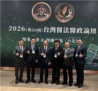 衛福部長石崇良(左三)出席2026台灣醫法醫政論壇前表示，中聯油品的檢體恐有造假疑慮，將送檢方調查。(楊雨青攝)