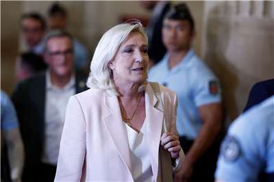 法國極右派領袖雷朋(Marine Le Pen)涉詐領歐洲議會助理費案，巴黎上訴法院7日判決雷朋有罪，但減輕她的刑罰，改判褫奪公權15個月及戴電子腳鐐方式監控1年。