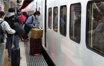 萬里溪堰塞湖紅色警戒，台鐵17日宣布，中午12時前全線各級列車正常行駛。(中央社資料照片)