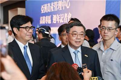 行政院長卓榮泰(中)24日出席「亞洲資產管理中心高雄專區成立週年記者會」。(圖：行政院提供)