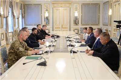 烏克蘭總統澤倫斯基(Volodymyr Zelenskyy)23日會晤美國軍工企業雷神公司(Raytheon)代表團。 (圖:X@ZelenskyyUa)