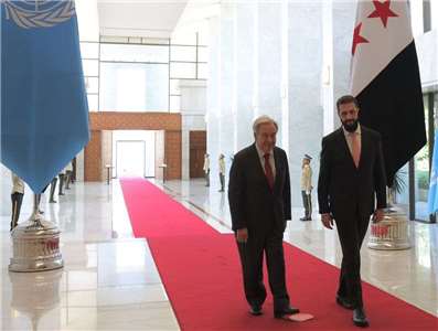 聯合國秘書長古特瑞斯(Antonio Guterres,右)25日首度訪問敘利亞。(圖:X@UN)