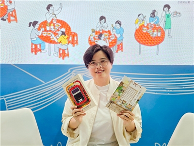 芬蘭第一大報「赫爾辛基日報」(Helsingin Sanomat)大篇幅刊出國際布克獎得主楊双子專訪。(央廣檔案照/江昭倫 攝)