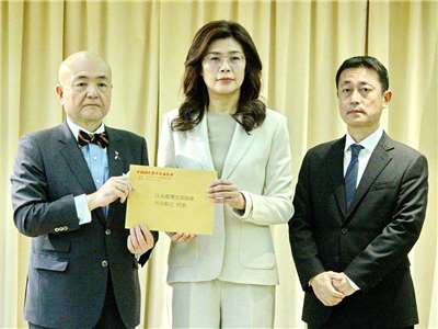 國民黨主席鄭麗文(中)向日本駐台代表片山和之(左)遞交表明援助信函，表達對熊本強震的慰問與支持，圖右為台灣熊本會會長本島知明 (央廣記者王照坤 攝)