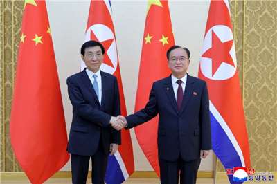 中國全國政協主席王滬寧15日在平壤，與北韓最高人民會議常任委員長趙甬元舉行會談。 (圖:KCNA)
