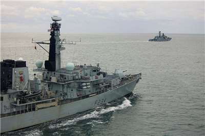 英國皇家海軍「鐵公爵號」（前景）在英吉利海峽一路監視俄羅斯海軍船艦「無畏號」(Neustrashimy)。(路透社/達志影像)