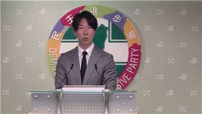 民進黨發言人吳崢說明本屆全代會主軸。（劉玉秋 攝）