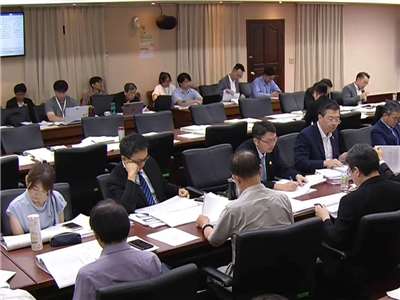 立法院交通委員會13日歷經冗長的討論，最後依照行政院版本及各委員版本再修正通過「道路交通管理處罰條例」第21條第3項，因毒駕、或拒檢、或確認有吸食毒品者，於駕照吊銷期間開車上路，將由現行開罰新台幣1萬2千元提高至3萬6千元，且累計罰鍰無上限，並沒入車輛。(翻攝國會頻道)
