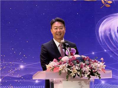 中華電信1日舉行公司成立30周年績優人員表揚大會，並首度邀請到交通部長陳世凱出席致詞及頒獎。(吳琍君攝)