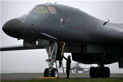 美媒報導，美軍21日出動一架B-1長程轟炸機，打擊伊朗伊斯蘭革命衛隊(IRGC)目標。示意圖。