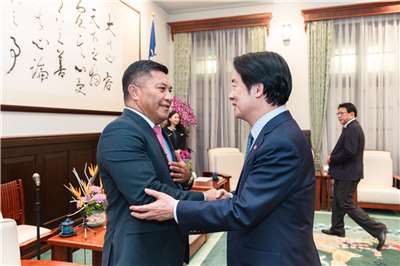 賴清德總統1日在總統府接見馬紹爾群島共和國外交暨貿易部長康仁德(Kalani Kaneko)伉儷及訪團貴賓。(圖：總統府)