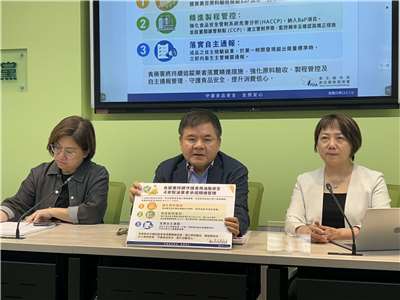 中聯油品致癌物超標事件延燒，民進黨團幹事長莊瑞雄(中)、書記長范雲(右)、副書記長陳培瑜(左)表示應修正食安法補破網，包含強化業者自主通報與源頭管理，杜絕上游留存檢體檢驗結果與下游業者送驗的數據落差的情形發生等。（趙婉淳 攝）