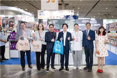 賴清德總統3日出席「台北寵物用品展」開幕典禮，並幫自己養的兩隻狗狗斑斑和Murphy採買寵物用品。(圖：總統府)