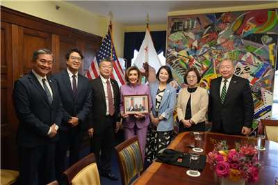 民進黨立法院黨團訪美拜會美國國會重量級領袖裴洛西(Nancy Pelosi)(中)，盼深化台美合作共同守護印太和平穩定（圖：民進黨團提供）