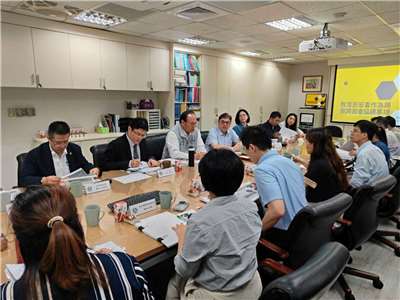行政院政務委員季連成(左三)赴教育部視察並宣示跨部會合作打造校園反毒防護網。(教育部提供)