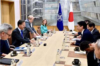 日本防衛大臣小泉進次郎在22日造訪比利時時，與北大西洋公約組織(NATO)秘書長呂特(Mark Rutte)進行會談。(圖:X@shinjirokoiz)