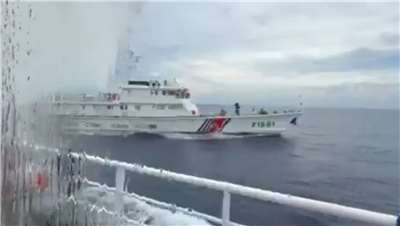 中國海警連續兩天在南海爭議海域向菲律賓政府船隻發射水砲。(圖:X平台/@jaytaryela)