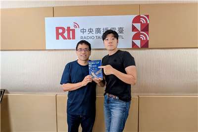 主持人亞特(右)與來賓石明謹(左)