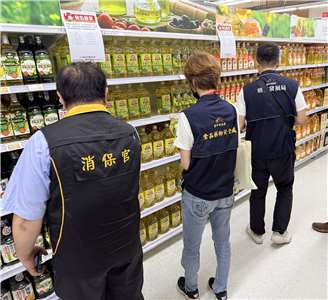 台中市食安處2日公布福壽實業、福懋油脂的下游業者油品流向，合計回收5747公斤。圖為稽查人員前往賣場稽查問題油品是否下架。(台中市食安處提供)