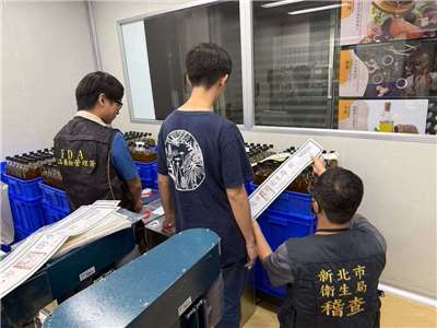 連淨公司自主通報其製造的「連淨苦茶油」產品檢出「苯駢芘」超標，食藥署與新北衛生局現場查核封存。(食藥署提供)