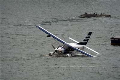 一架水上飛機5日在紐約市東河（East River）緊急迫降，機上8人獲救。