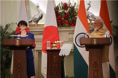 日本首相高市早苗(左)今天（2日）與印度總理莫迪（Narendra Modi）(右)在新德里舉行會晤。(路透社/達志影像)