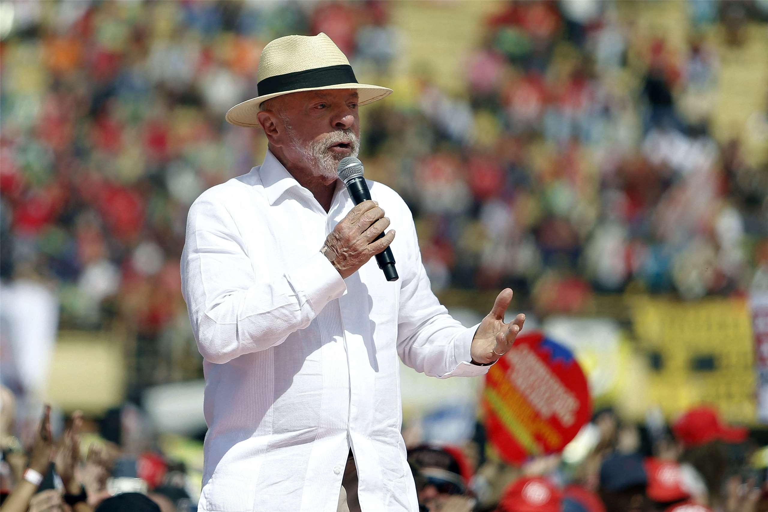 巴西總統大選開跑，尋求連任的總統魯拉(Luiz Inacio Lula da Silva)16日的造勢活動上爭取選民支持。