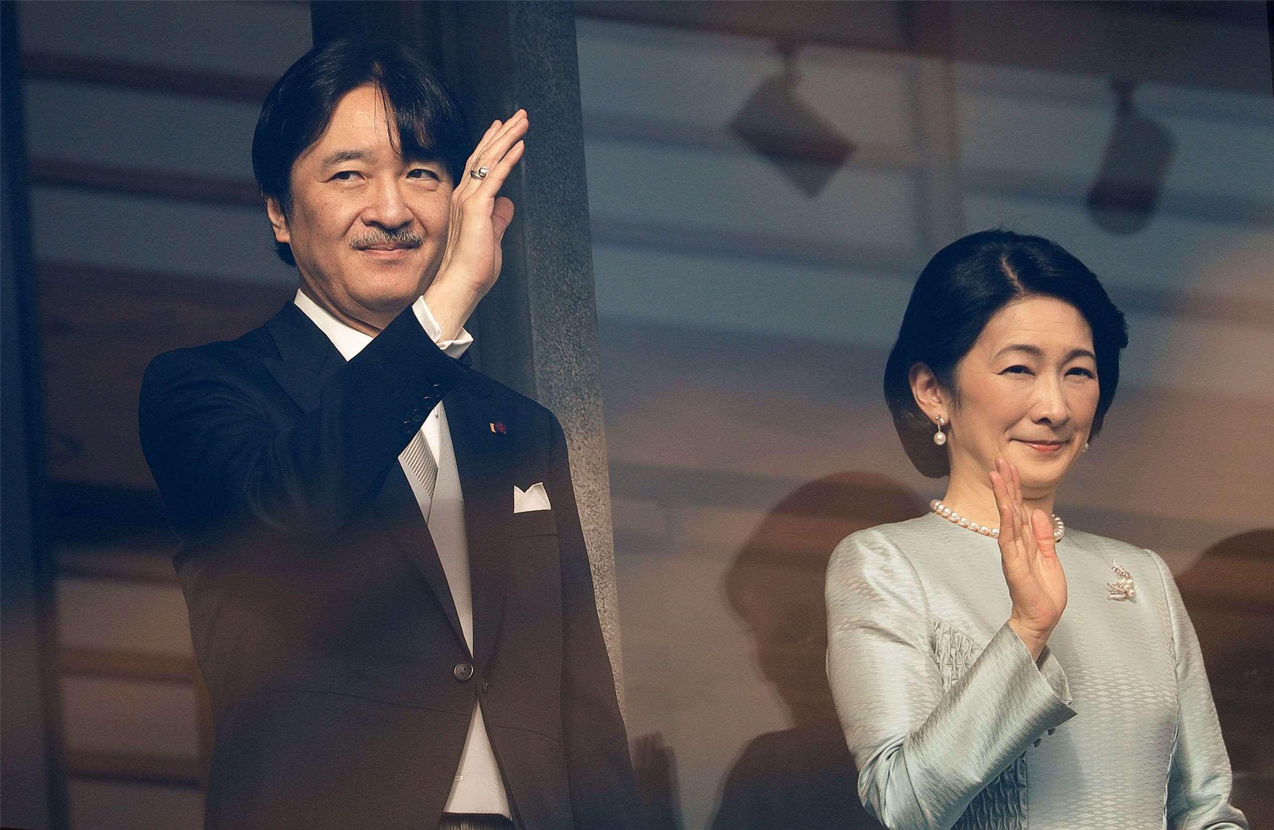 日本「皇室典範」規定，皇位由父系血統的男性繼承，目前年輕一輩的皇位繼承人僅剩日皇德仁唯一的弟弟秋篠宮文仁親王，以及文仁的兒子悠仁親王。圖為日本秋篠宮文仁親王(左)與秋篠宮妃紀子。資料照。
