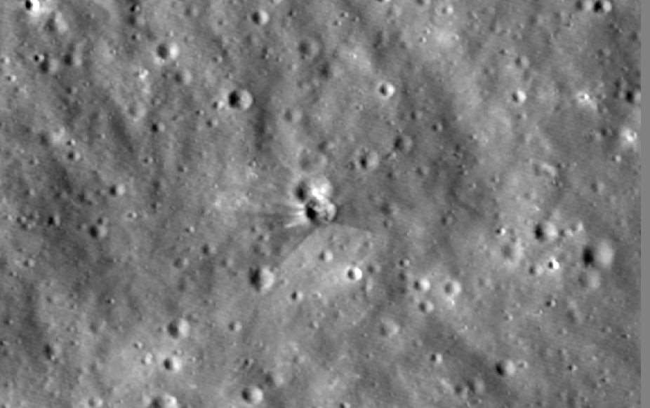 美國國家航空暨太空總署(NASA)18日公布最新影像，呈現本月稍早太空探索科技公司(SpaceX)火箭撞擊月球留下的撞擊坑。(圖:NASA)